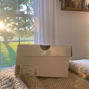 Womens air Jordan 1 sand drift mid SE size 7